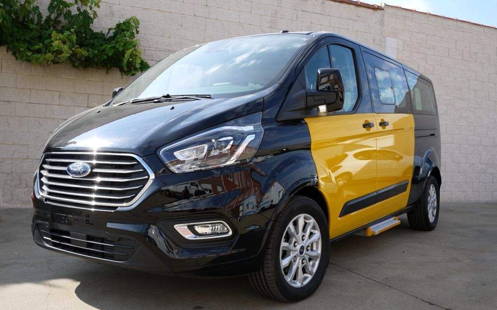 Furgoneta ejecutiva Ford Transit Custom de Aerotaxi Barcelona, ideal para traslado de grupos grandes, tours turísticos y servicios VIP.