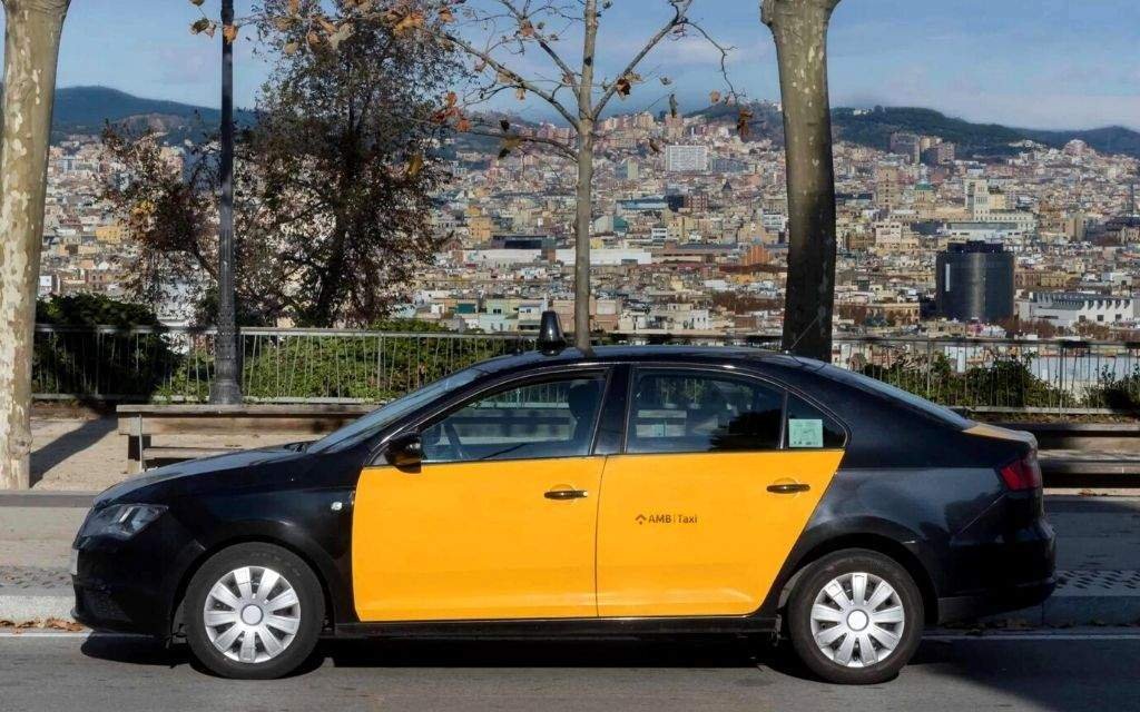 axi Skoda Rapid de Aerotaxi Barcelona, vehículo fiable y económico con capacidad para 4 pasajeros y maletero amplio.