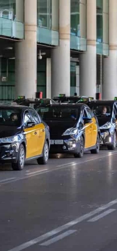 Flota de taxis de Aerotaxi Barcelona, vehículos listos para el servicio de alquiler y tours