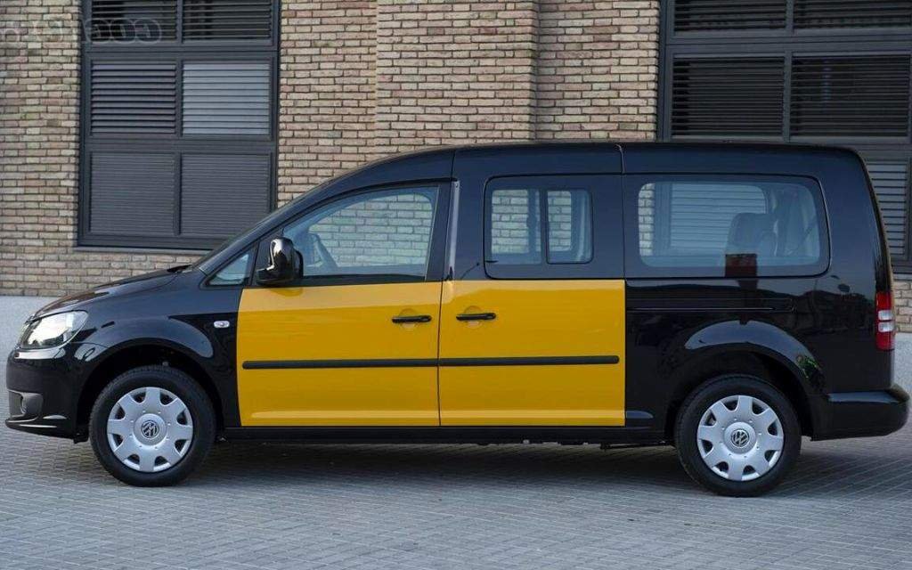 Taxi Volkswagen Caddy de Aerotaxi Barcelona, ideal para familias y traslados al aeropuerto con gran capacidad de equipaje.