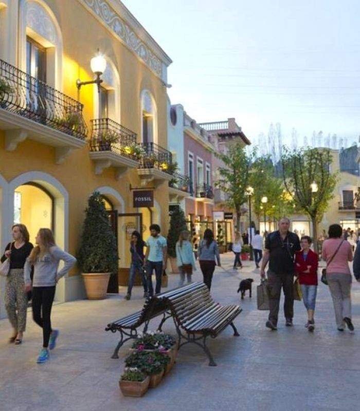 ervicio exclusivo de Aerotaxi Barcelona para traslados privados a La Roca Village: su viaje de compras de lujo comienza aquí.