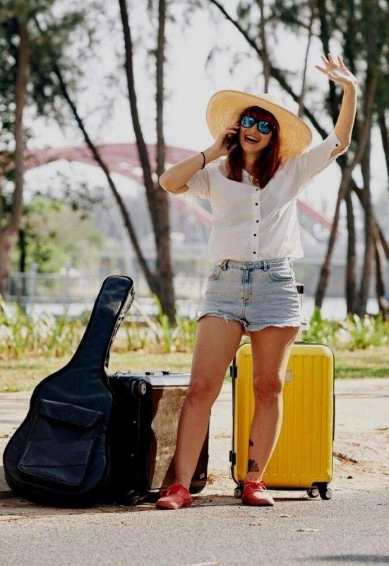 Joven turista disfrutando de su viaje en Barcelona, lista para explorar la ciudad con los servicios de Aerotaxi Barcelona.