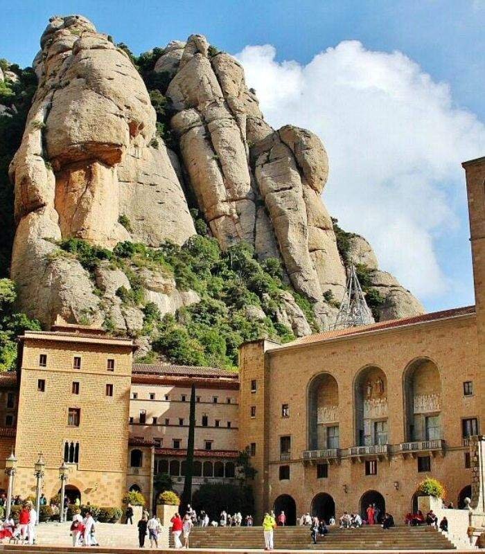 Taxi de Aerotaxi Barcelona ideal para realizar tours turísticos privados y rutas personalizadas de larga duración