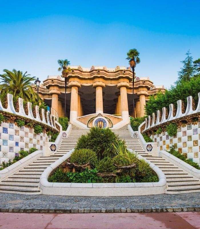 Servicio de Aerotaxi Barcelona para el Parque Güell, obra de Gaudí en Barcelona, con alquiler de vehículos privados.