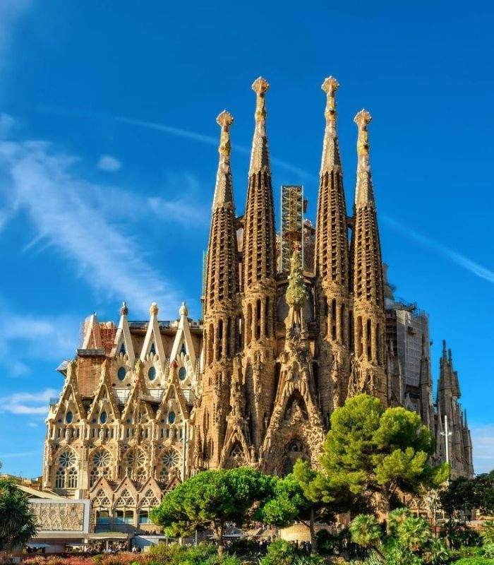 Servicio de Aerotaxi Barcelona y alquiler de vehículos con chófer para visitar el Templo Expiatorio de la Sagrada Familia en Barcelona.