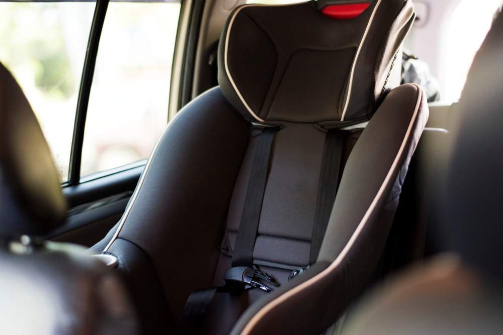 Es obligatorio llevar sillita de bebé en un taxi en Barcelona? Conoce la normativa DGT para taxis y reserva tu Aerotaxi con silla de seguridad homologada.